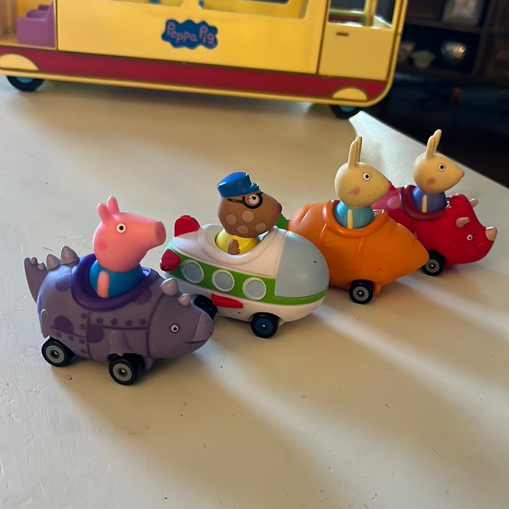 **DONATE SOoN**Peppa Pig figure cars